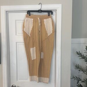 POL Tan and Cream Cropped Pants